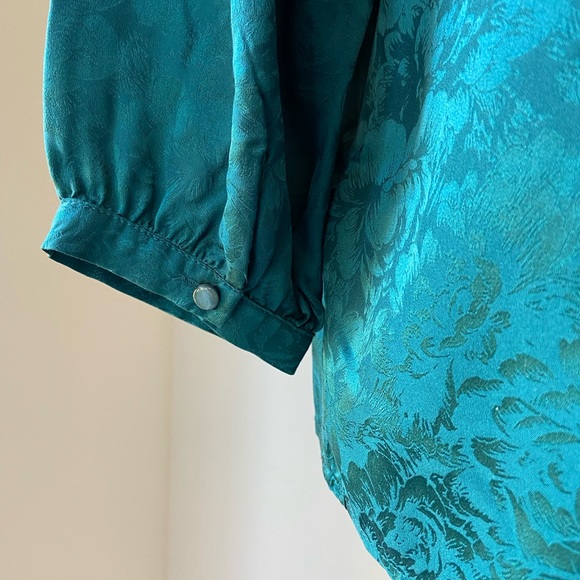 Pretty teal silk like F21 blouse with 3/4 sleeves and covered buttons. - Picture 4 of 6